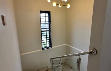 Stunning 3-Bedroom House for Sale – Lakeside