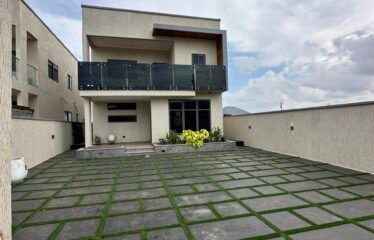 Stunning 3-Bedroom House for Sale – Lakeside