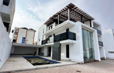 Luxury 7-Bedroom House with Pool & Bar For Sale – Adringanor