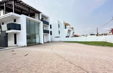 Luxury 7-Bedroom House with Pool & Bar For Sale – Adringanor